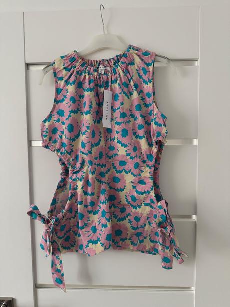 Kvietkovy top s vyrezmi, 36