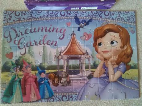 Puzzle brokatove sofia v kufríku,