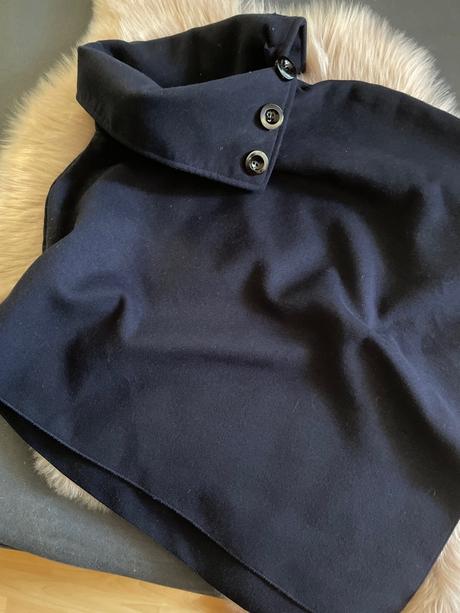 Tmavomodré pončo, piazza italia,146