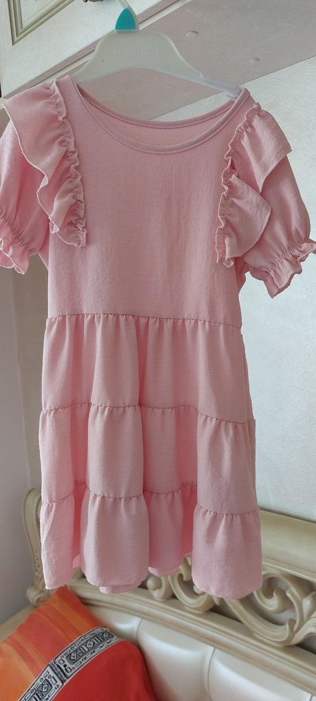 Vzdušné volanové šaty, 104