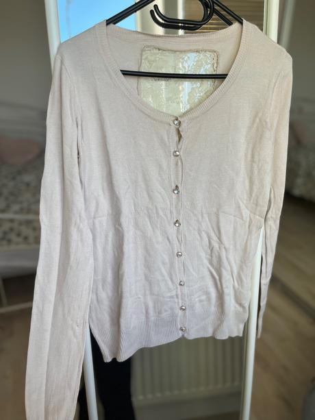 Bežovy svetrik s čipkou na chrbte, s