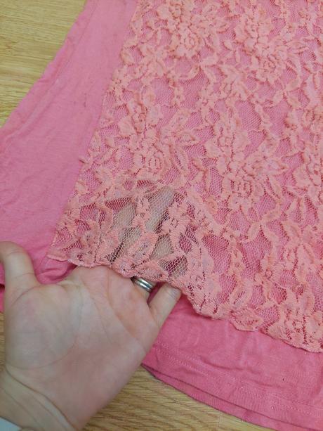 Ruzove predlzene tricko s cipkou, m