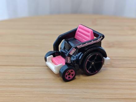 Kovový model hot wheels wheelie chair 2020,