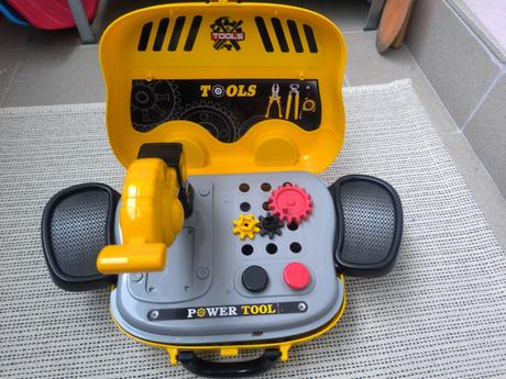 Kufrík s naradim autobus, 