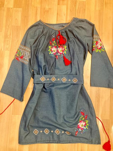 Krásne šaty vyšívané s, s