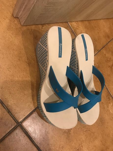 Slapky na platforme, 40