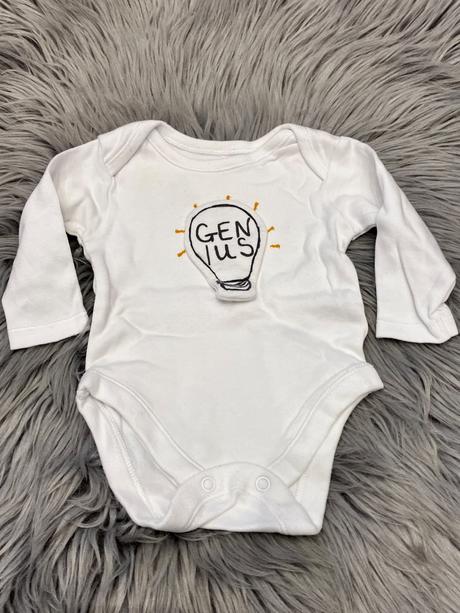 Chlapčenské body s nápisom genius (62), nutmeg,62