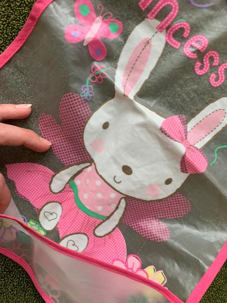 Plastový podbradník s vreckom,