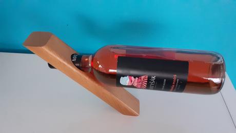 Drevený balančný stojan na víno, 