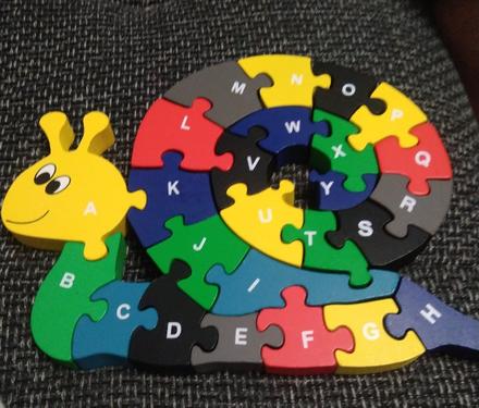Drevené puzzle - slimák abeceda, 