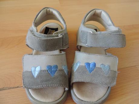 Kožené sandálky, 28