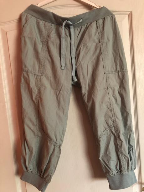 Tristvrtove nohavice, 42