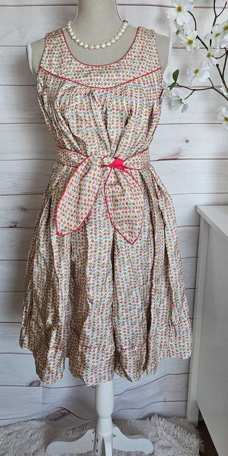 Krásne zaujímavé šaty, 36