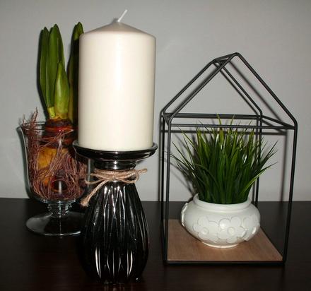 Biely črepník s umelou kvetinkou,