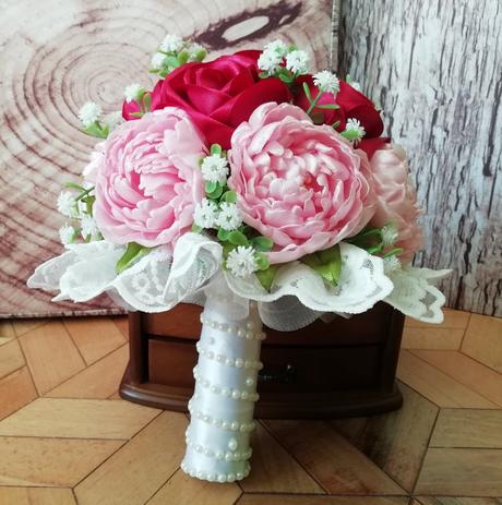 Kytica saténových pivoniek a ruží, 