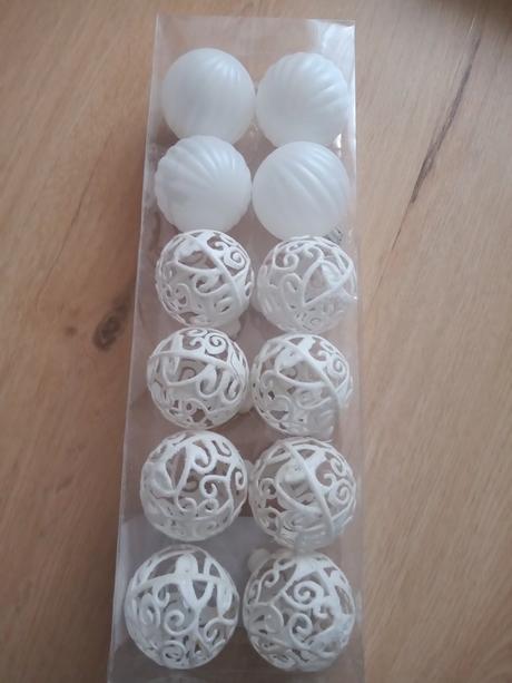 Biele vianočné gule na stromček, 