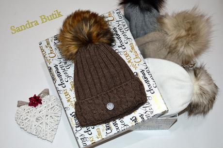 Moderná čiapočka s bohatým brmbolcom, 74 - 158