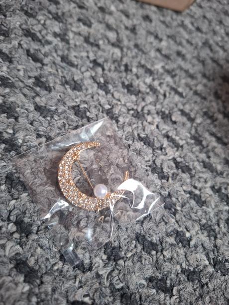 Malá elegantná brošňa, 