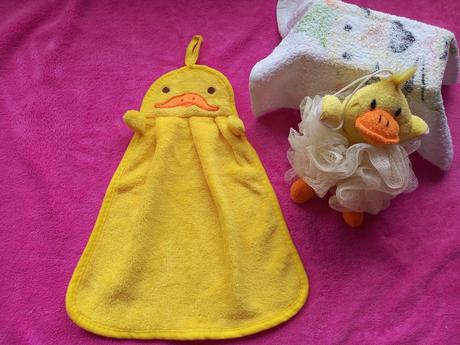 Uteráčik na ruky a kačička a špongia,