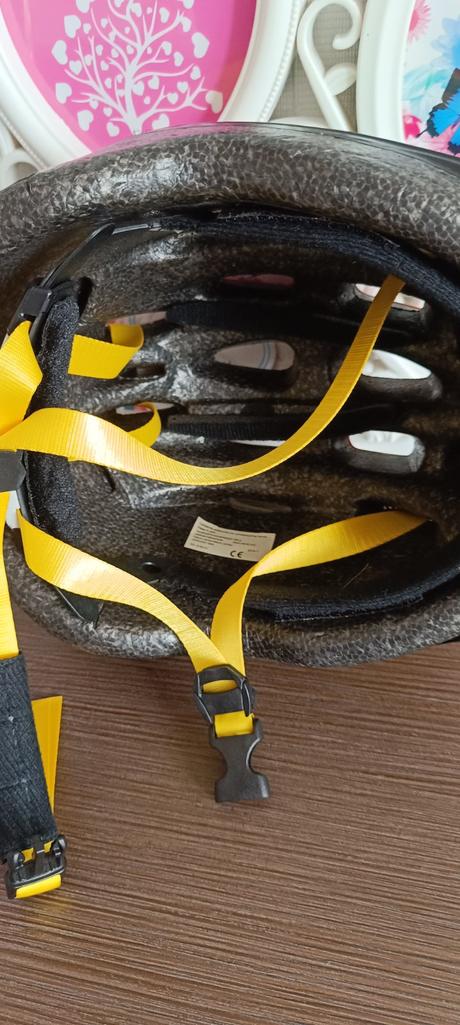 Cyklisticka prilba, s