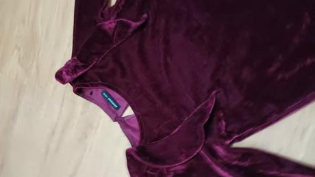 Krásne zamatové šaty s volánikmi, reserved,116