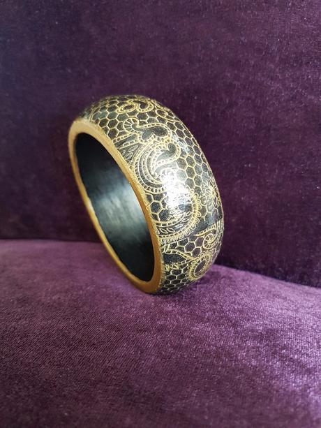 Drevený náramok s čipkovým motívom, 