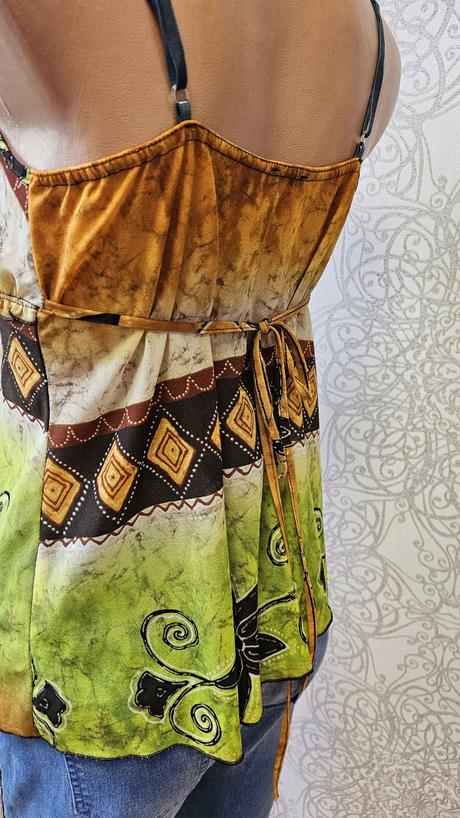 Top so zdobenou aplikáciou, s