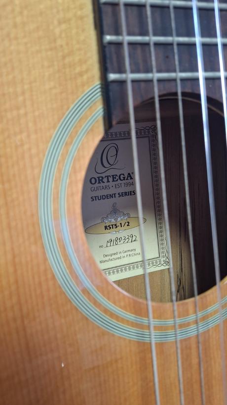 3/4 gitara, guitalele admira,