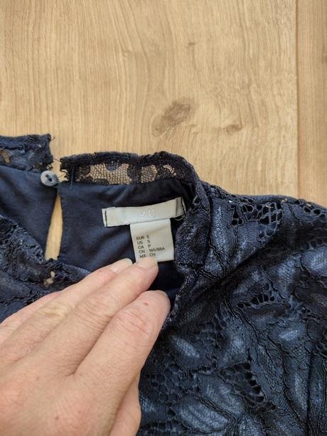 Tmavomodrý čipkovaný top/tričko, h&m,s