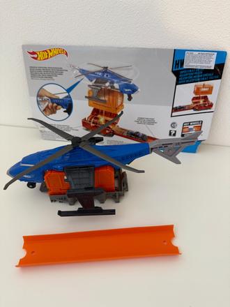 Hot wheels helikoptéra prepravník,