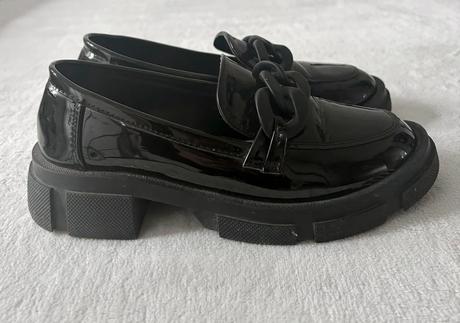 Čierne lakované loafers, 36