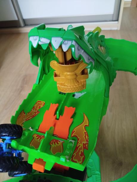 Hot wheels monster trucks dráha dračia skaza,