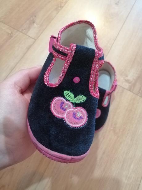 Papuče s čerešničkami, 25