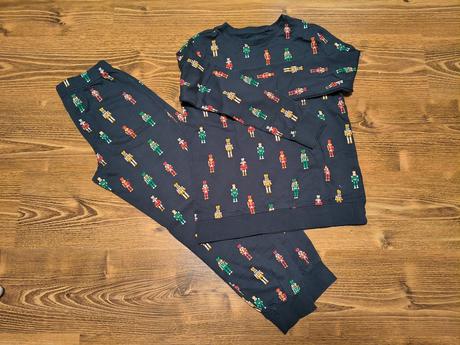 Pyzamo, reserved,146