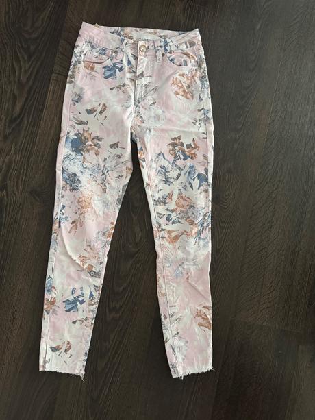 Kvetované riflové nohavice, 152