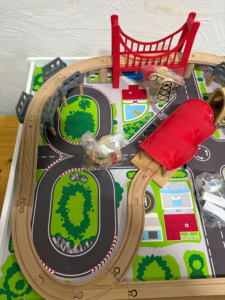 Hape stolik s vlacikovou drahou a doplnkami,