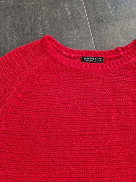 Červený pulóver, reserved,s
