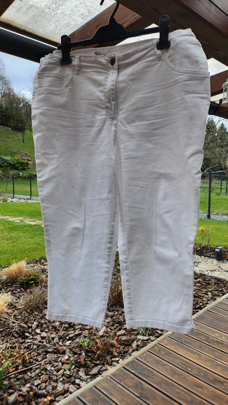 Biele capri nohavice, 48