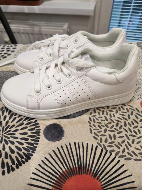 Nové biele tenisky, 37