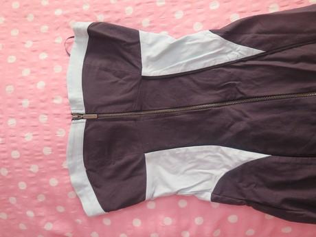 Krátke obtiahnuté šaty na zips, s