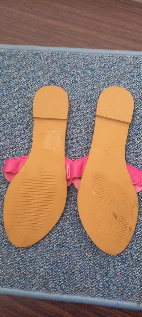 Šľapky medzi prsty, 40