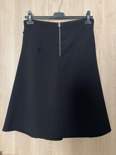 Čierna elegantná sukňa, s