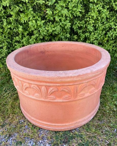 Terakotový kvetináč s ornamentom, 