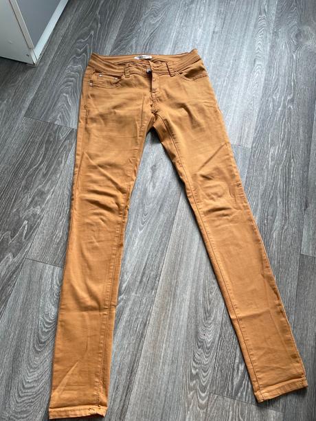 Gate s nízky sedom v horčicovej farbe, 26