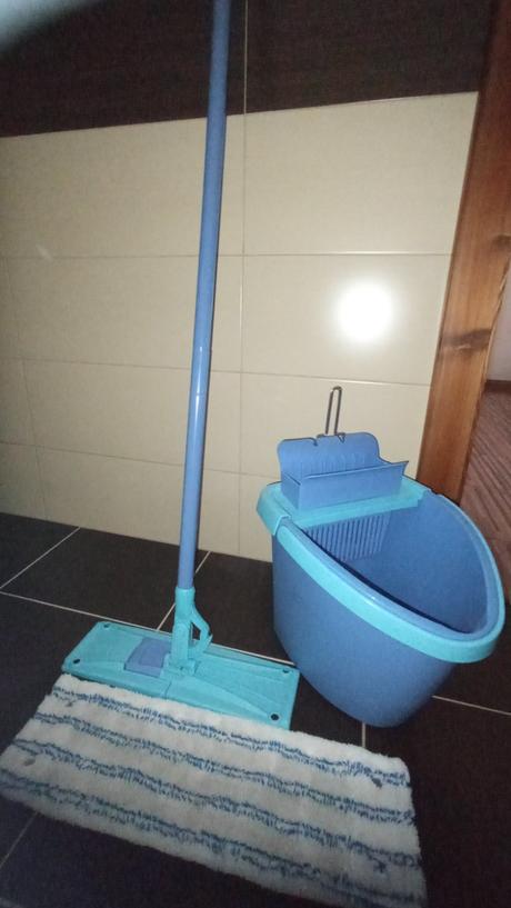 Mop so žmýkacím vedrom, 