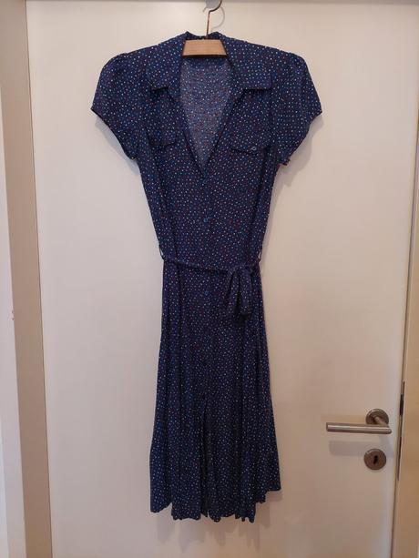 Tmavomodre bodkovane saty zn. f&f, vel. s, f&f,s