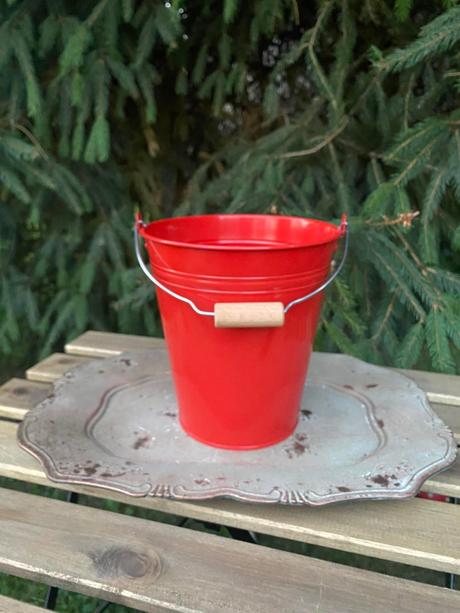 Červené plechové vedierko 2,5 l,