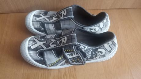 Tenisky +šľapky darujem, 33