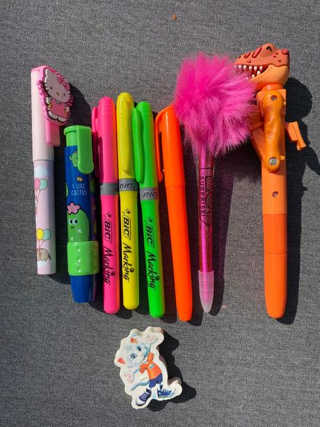 Perá, zvýrazňovače a gumy pre deti, 