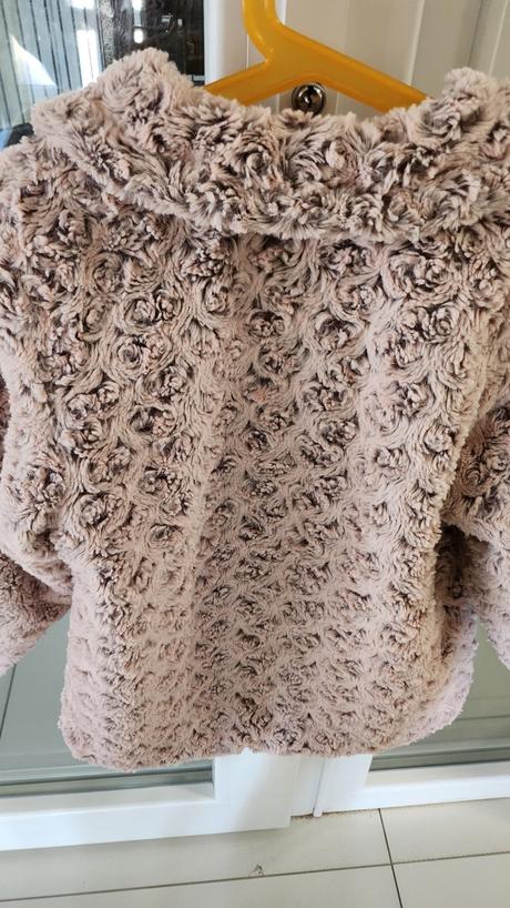 Kožušinový kabátik so zaujímavým vzorom, 134